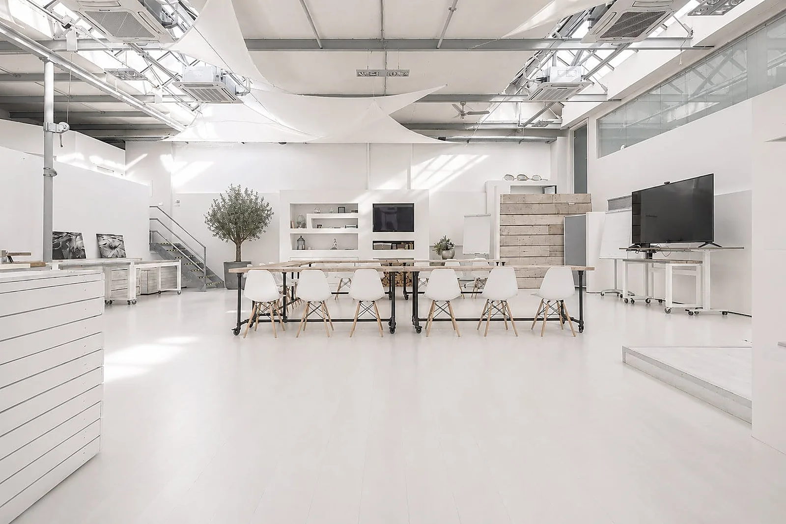 WhiteLoft Düsseldorf — heller Hauptraum mit langer Konferenztafel und Oberlicht