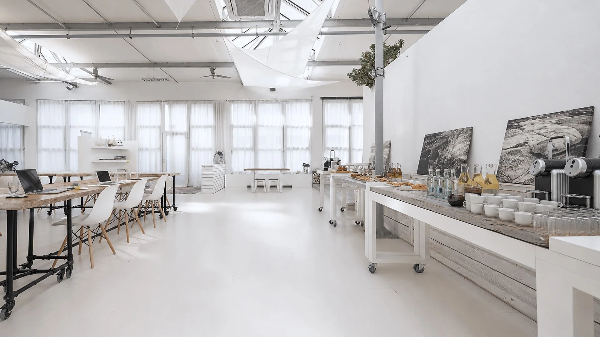 Catering-Station mit Getränken und Snacks im WhiteLoft für Pausen zwischen Workshop-Sessions
